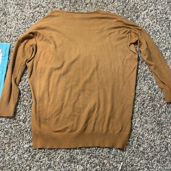 Women’s top SOLD - Picture 4 of 4